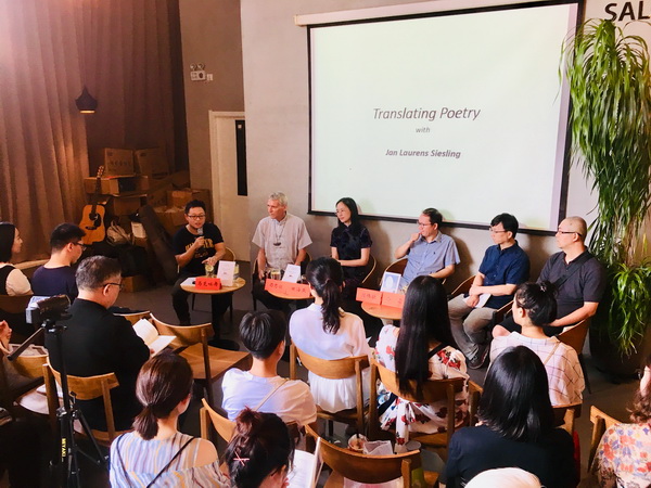 他连中文都不会说，竟获得了首届徐玉诺诗歌奖·翻译奖