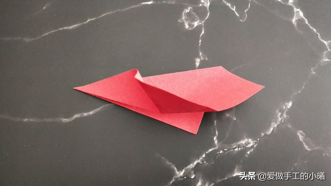 玫瑰花正方形折纸教程图解,怎么样用折纸叠出来简单的玫瑰花