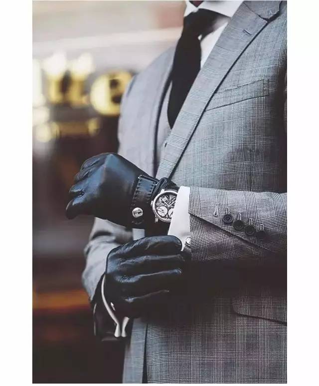 男人都需要一身合适的西装，怎样定制西装才能更加合身？