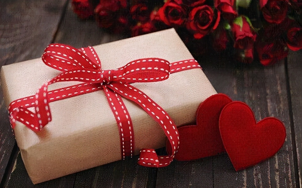 兄弟女朋友过生日送什么礼物合适,第一次陪女朋友过生日送什么礼物