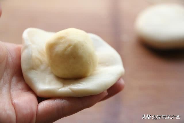 绿豆饼圆的厚的外皮像炸过一样,外皮软糯的绿豆饼10个的做法