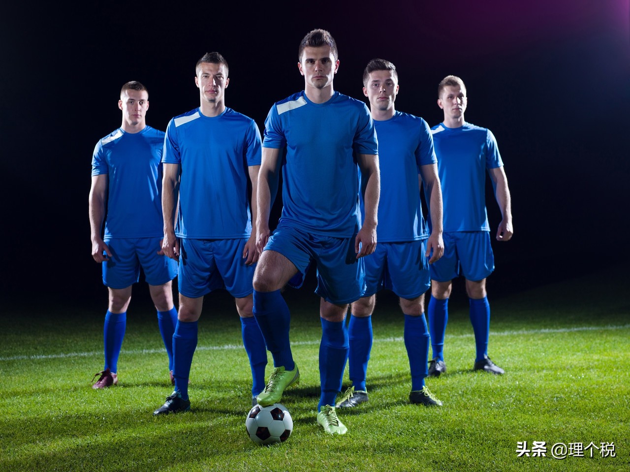 足球巨星都用什么方式赚钱,足球明星工资缴纳多少税