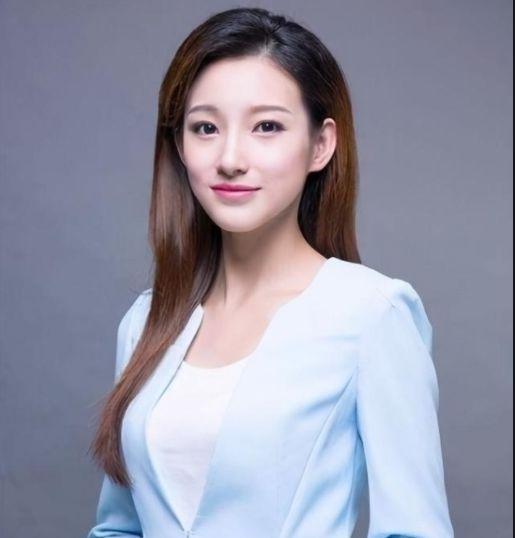 就在两天前，走秀时泳裤意外滑落的马凡舒，喜获新身份潇洒再出发