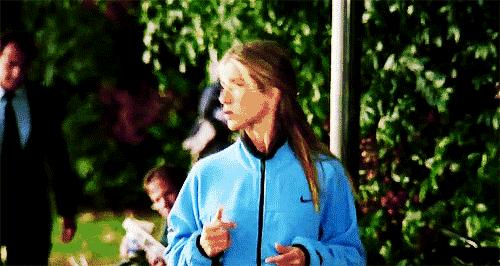 老友记专栏:PheobeBuffay世界以痛吻她,她却报之以歌