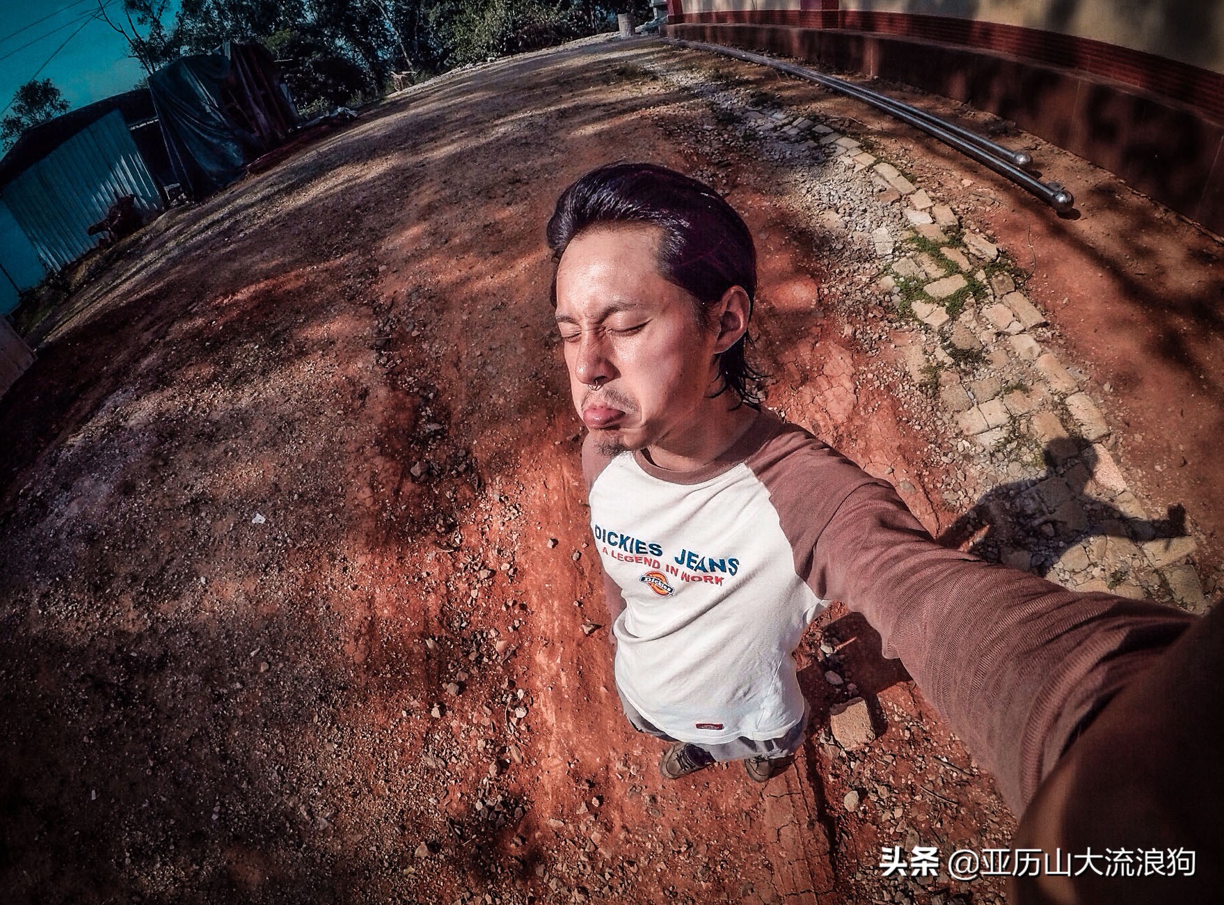 中缅边境的佛寺,旅途中遇到藏区僧人