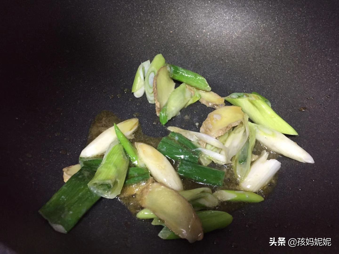 剩下的鱼泡汤炖什么好吃,家常炖鱼酸甜辣口味