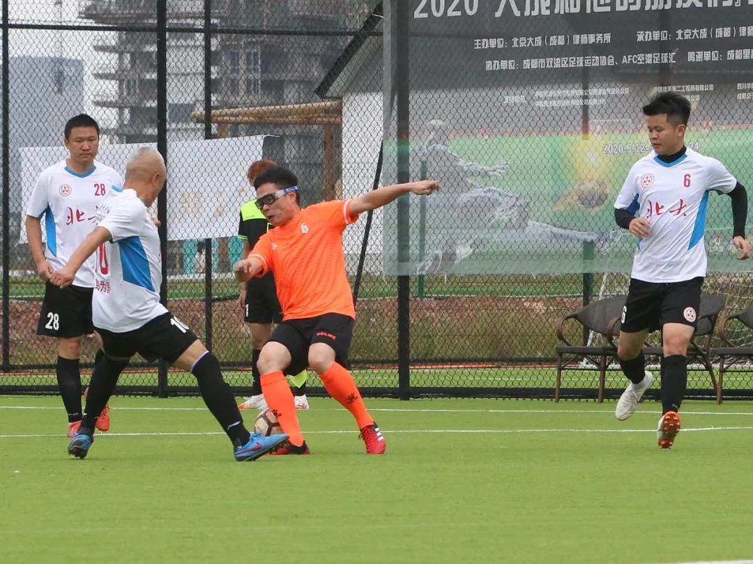 足球赛激烈角逐,一场足球比赛点面结合