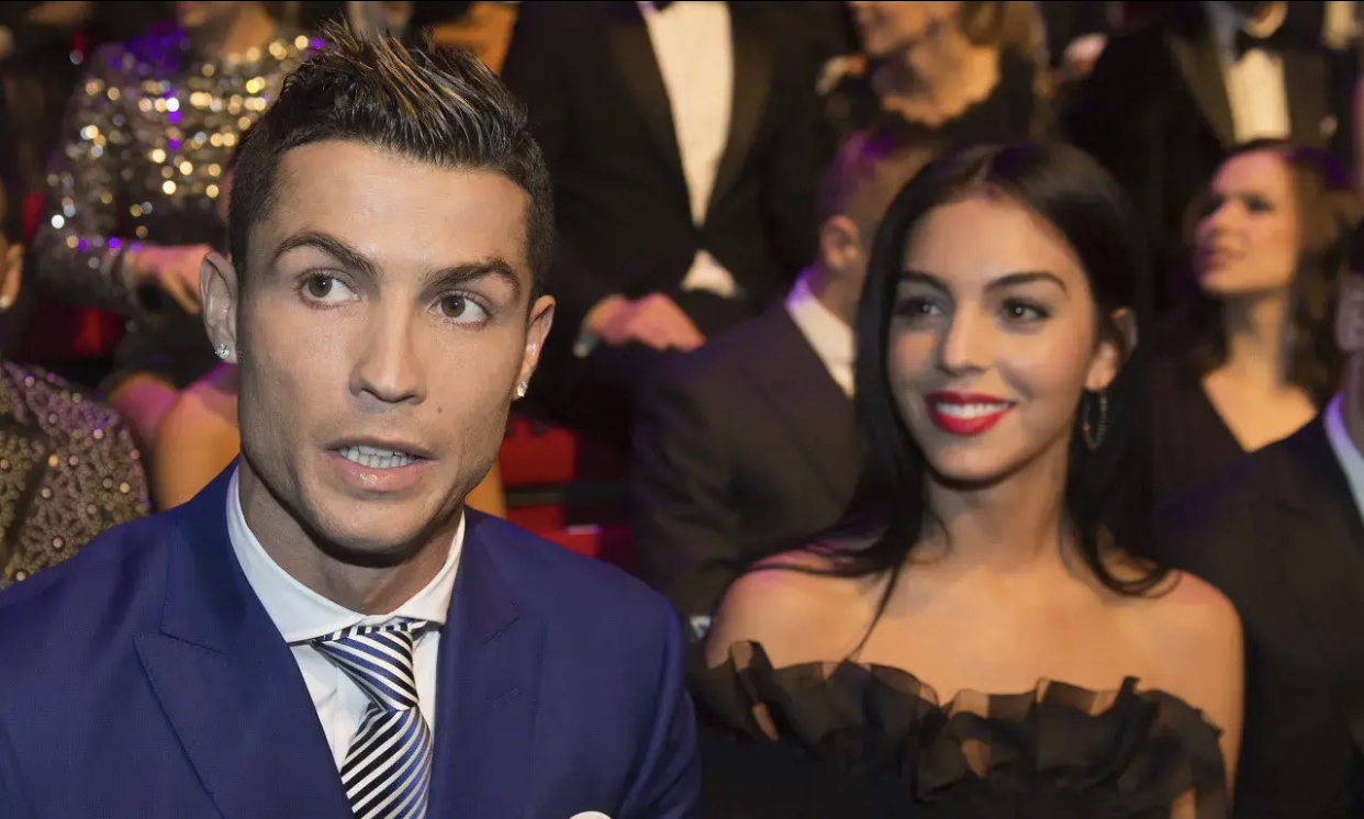 c罗和乔治娜齐齐秀恩爱视频,c罗与乔治娜在皇马亲吻