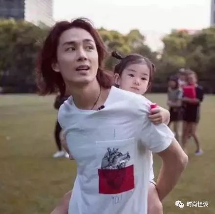 潮酷穿搭适合化什么妆 (美妆博主戚薇完整版视频)