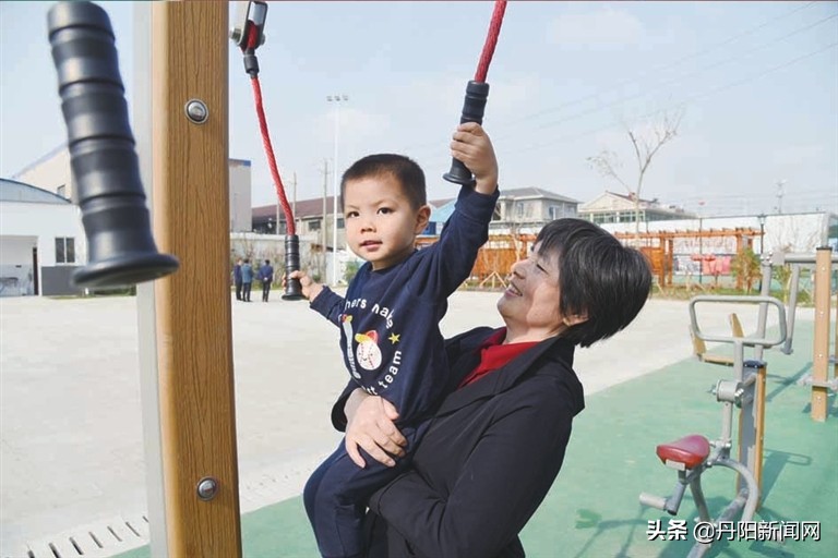 一方广场，盛满了居民的欢歌笑语