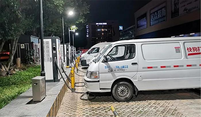 砰——我的新能源物流车突然停在广深公路上