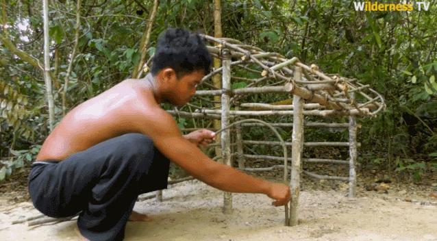 小哥哥徒手建房子,小伙为流浪狗打造温馨的城堡