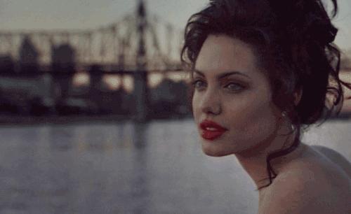 大牌口红和廉价口红上嘴的差别 (口红再贵也涂不出效果)