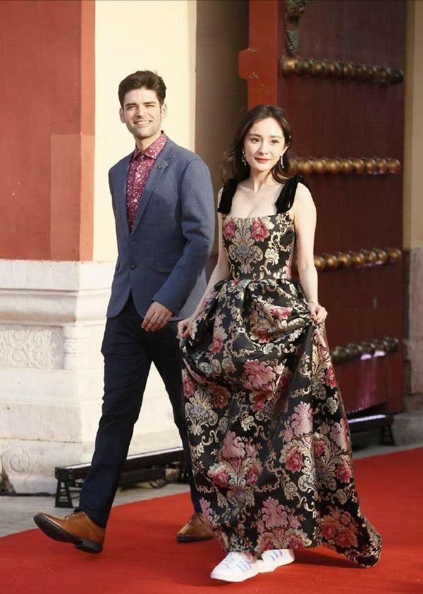 细高跟鞋搭配连衣裙,连衣裙高跟鞋优雅有女人味