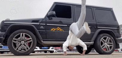 中国街头健身大神炫技,小伙花式健身惊呆路人