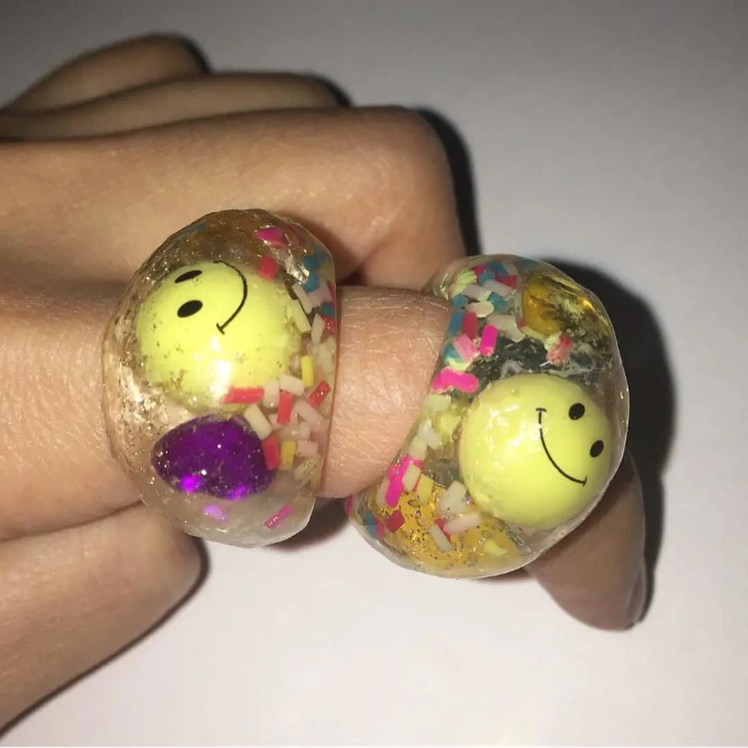 今年夏天，时尚圈流行戴假货