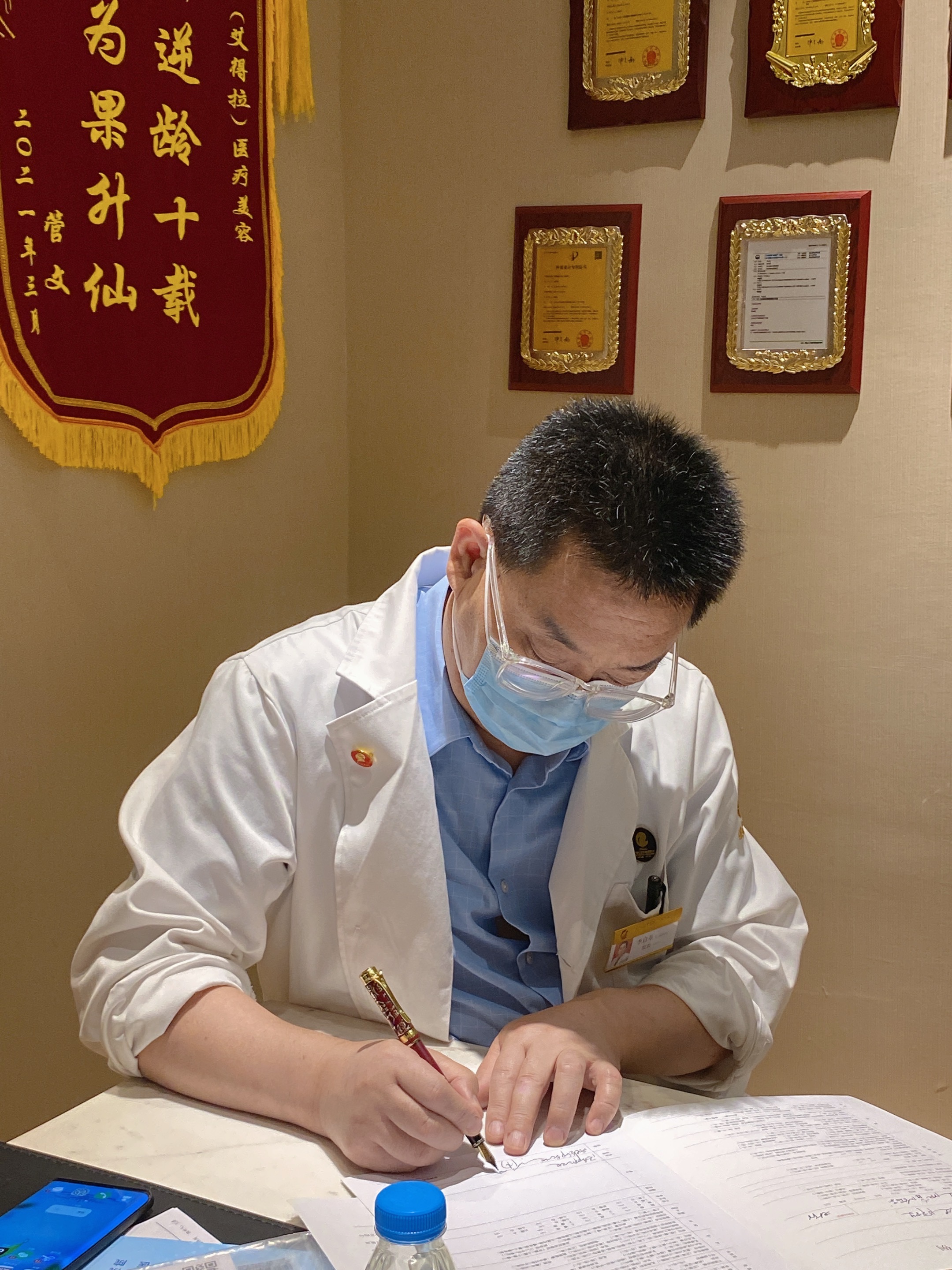 经常耷拉的脸容易长法令纹,大眼袋法令纹抬头纹眼皮耷拉