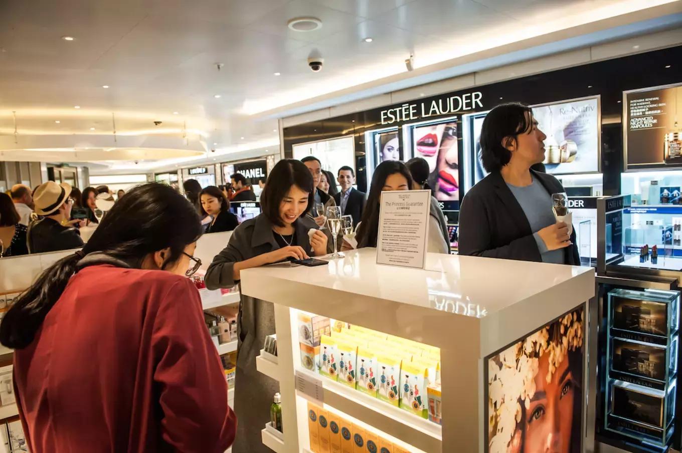 环球蜜月的小两口，免费上了一座价值8亿欧元的邮轮