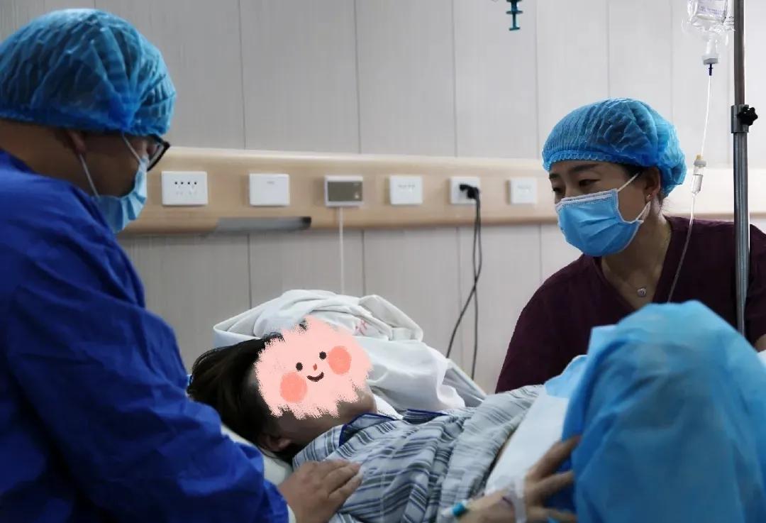 陪伴分娩照片,几张图片告诉你生二胎的区别