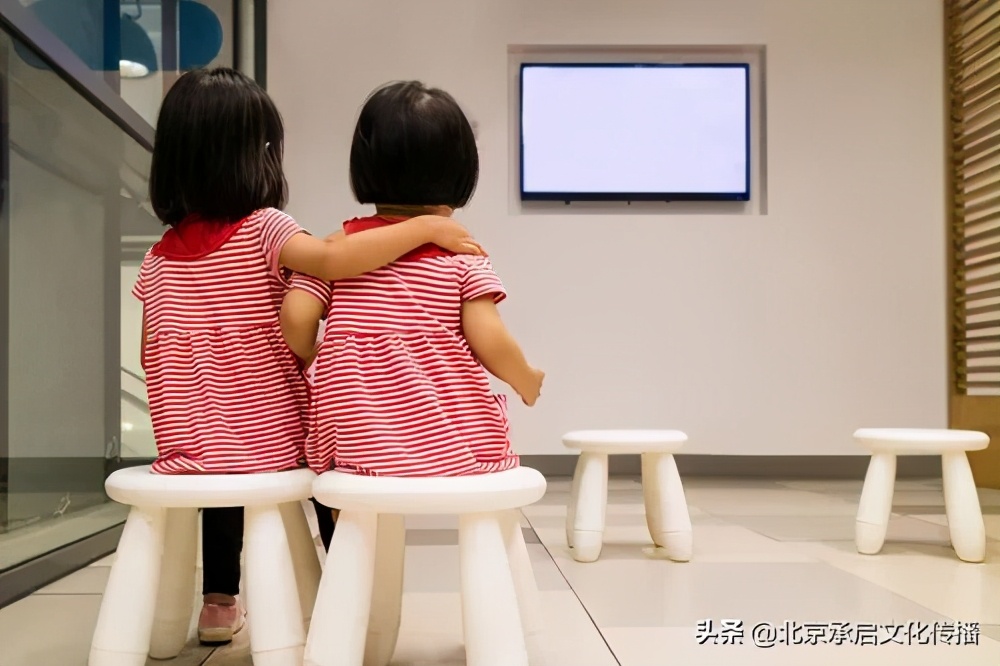 孩子爱看电视，父母不要粗*干暴**涉，这样引导更有效