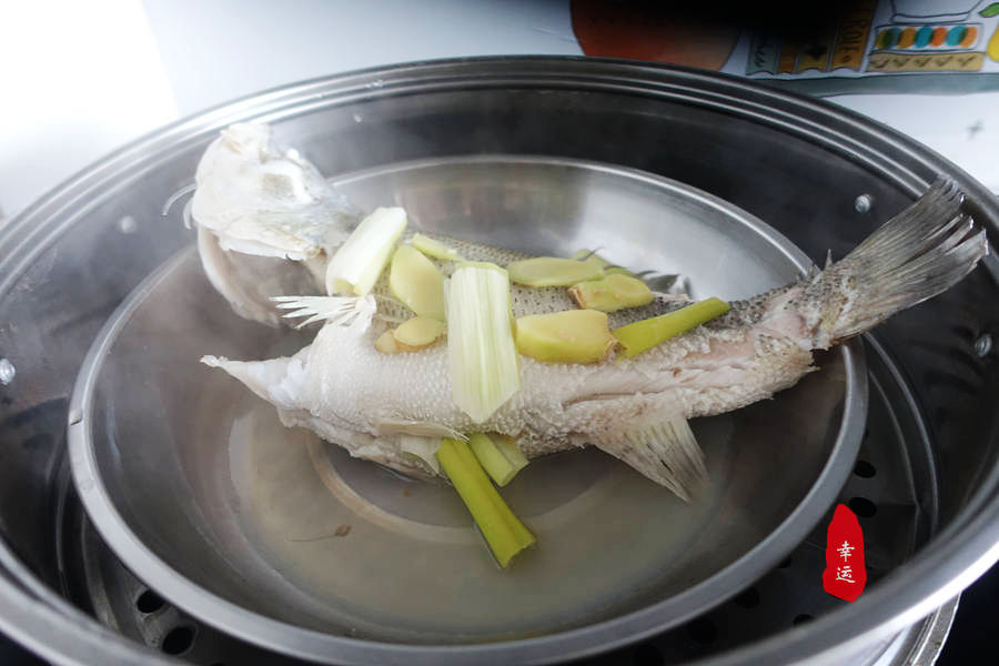 清蒸鲈鱼最简单最好吃的家常做法,清蒸鲈鱼最正宗的做法