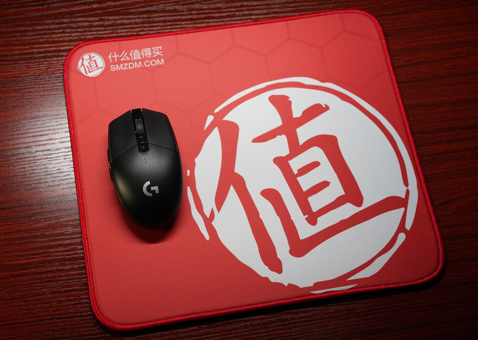 这套花费超过2W的桌面看起来是如此朴素