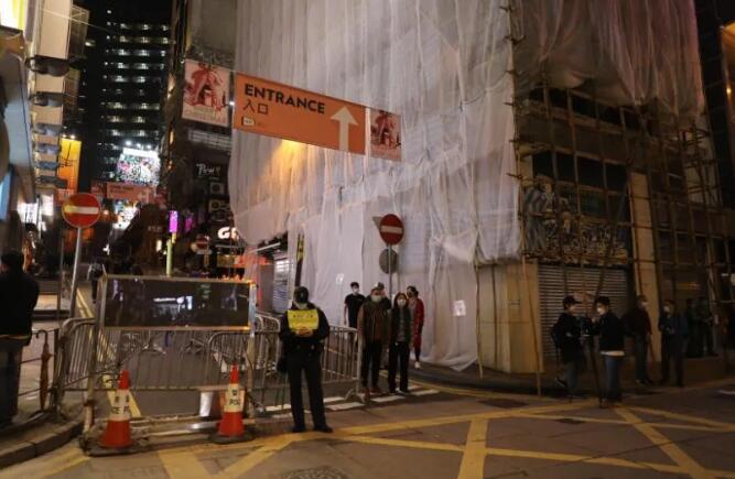 疫情严峻，香港人还是要过圣诞，平安夜还有人想借机“搞事”......