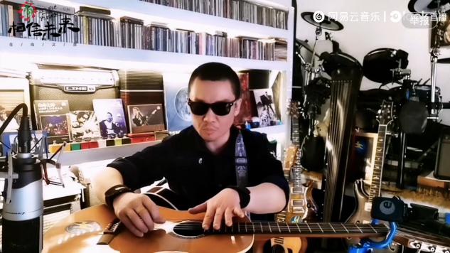 朴树戴狗头帽唱歌，在网易云看相信未来义演的你们，真见证历史了