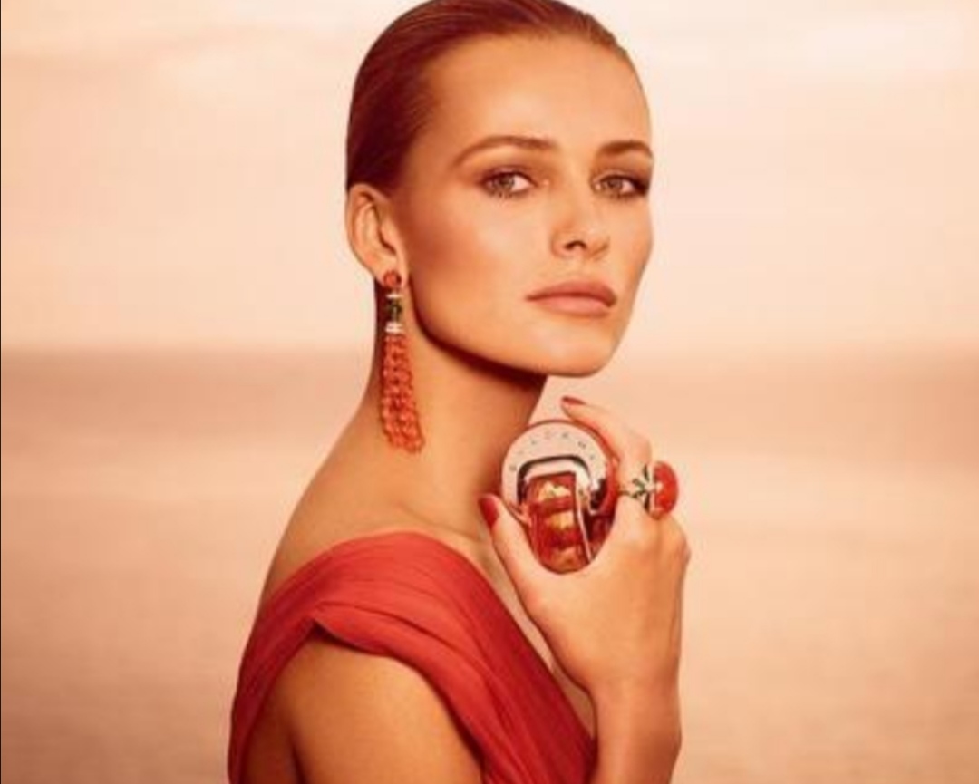 女人喷香水目的,女人开始喷香水说明什么原因