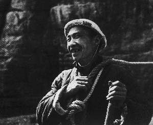 红旗渠修筑在太行山的悬崖峭壁上,太行天河红旗渠