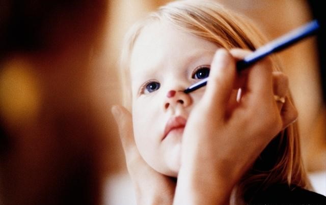 8岁女娃来例假，竟是因为妈妈这样做！家长们可长点心吧