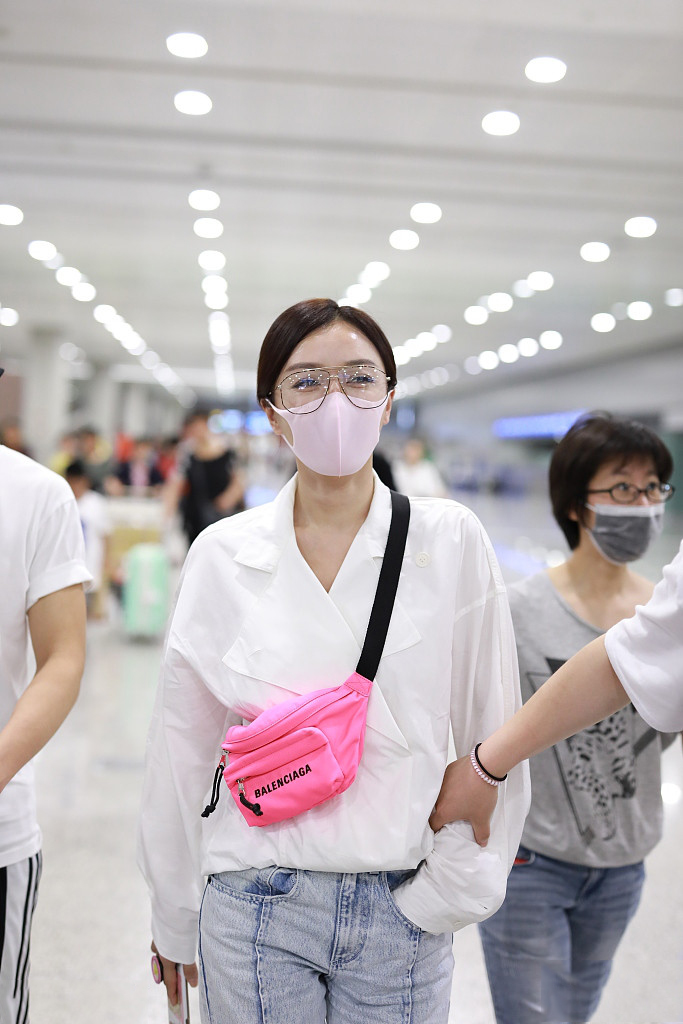 秦岚穿搭花少衬衫牛仔裤,秦岚toryburch牛仔裤