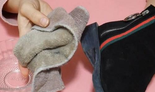 灰色绒面鞋怎么清洗不会变色,绒面鞋清洗完有水印怎么办