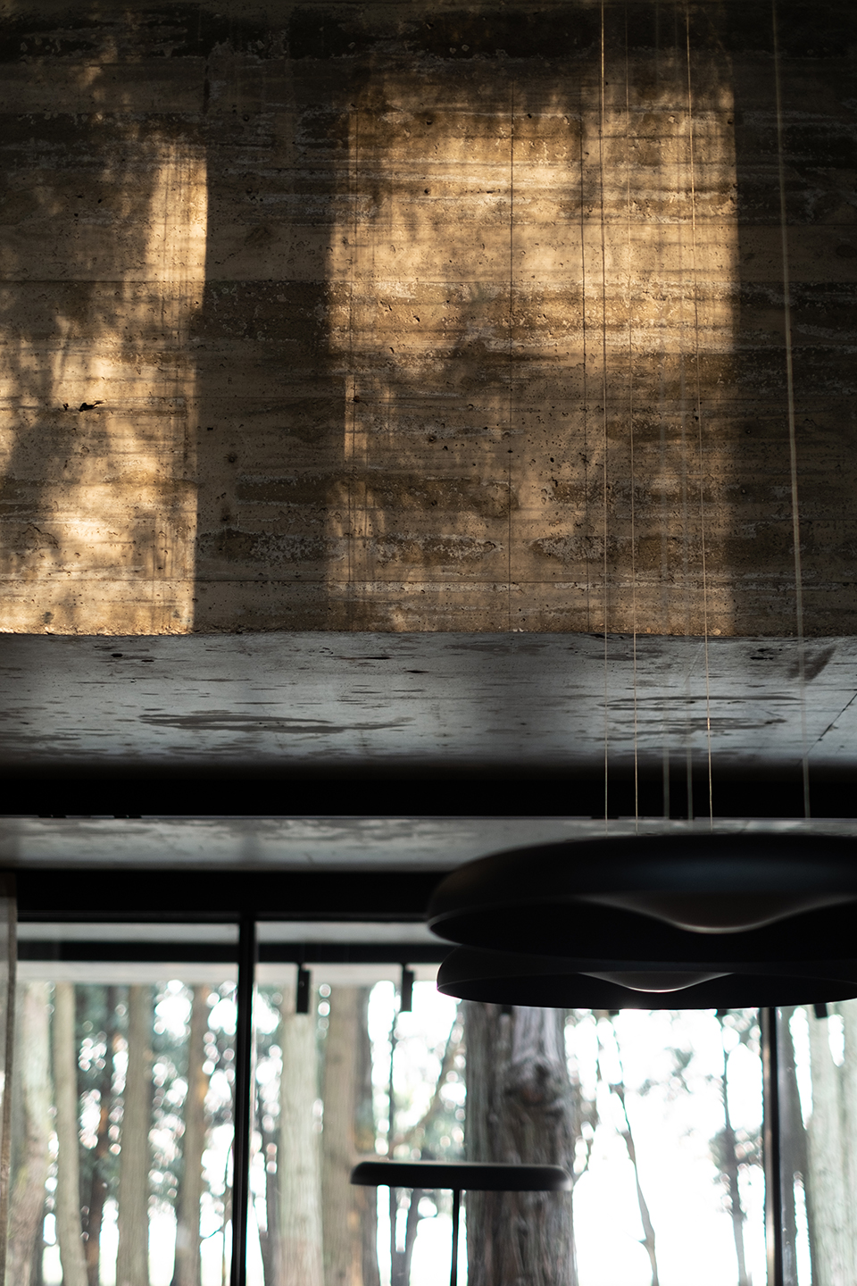 顺应场地高差，面向湖景：这个住宅看起来旧旧的，内部却光影斑驳