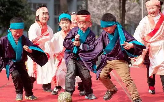 淄博蹴鞠万人主场,蹴鞠场边万人看