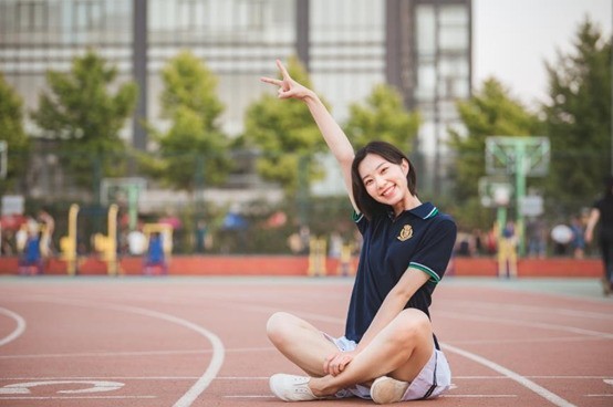 学院风草地怎么拍照姿势好看,校园风拍照姿势大全