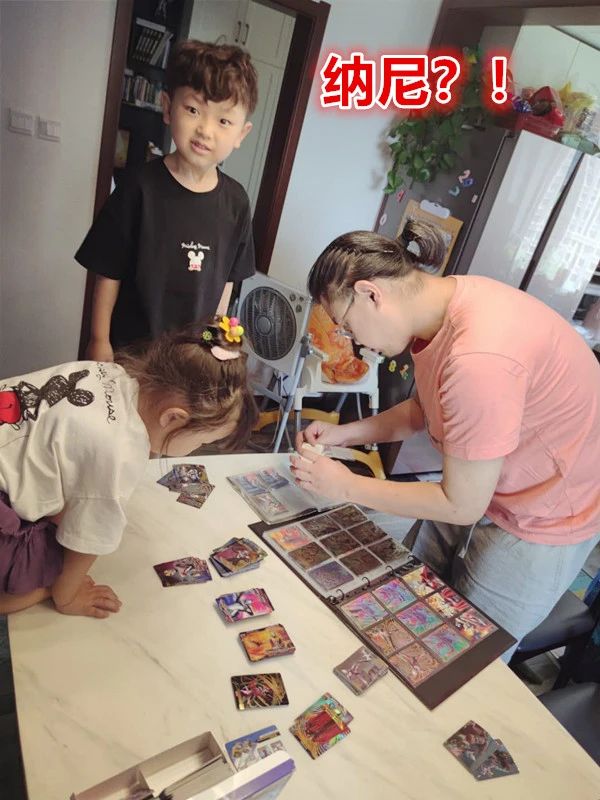 奥特曼卡片是雷霆还是黑钻版,奥特曼卡片到底要不要买呢