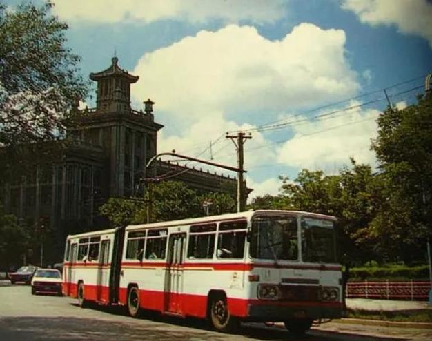 鞍山市老照片和新照片的对比 (鞍山老照片35年前宁静的鞍山)