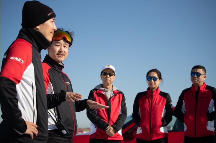 保时捷911turbos漂移,保时捷panamera雪地模式怎么开