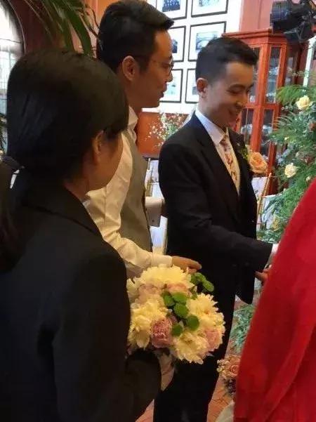 何超盈过大礼什么意思,何猷君晒姐姐何超盈过大礼仪式照