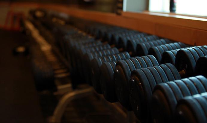 两块肌肉是交替训练还是集中训练,两组动作之间休息多久