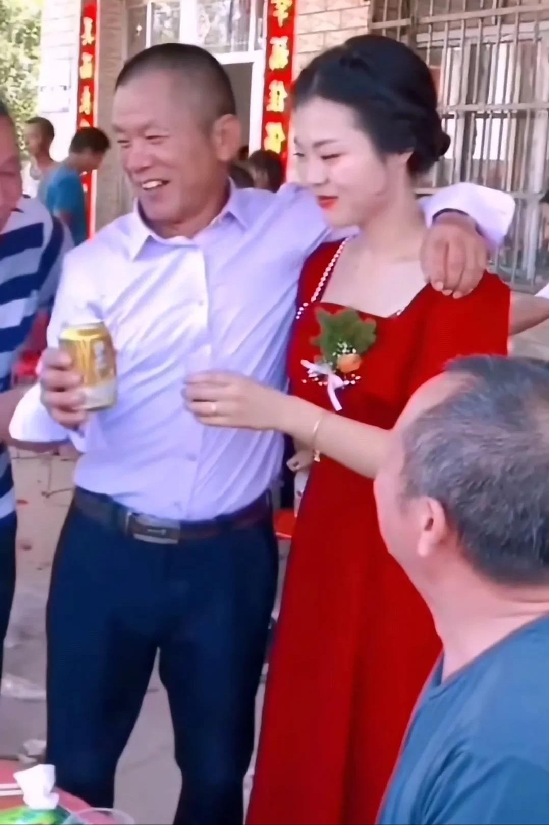 汉中婚礼风俗公公背新娘,汉中结婚公公背儿媳敬酒