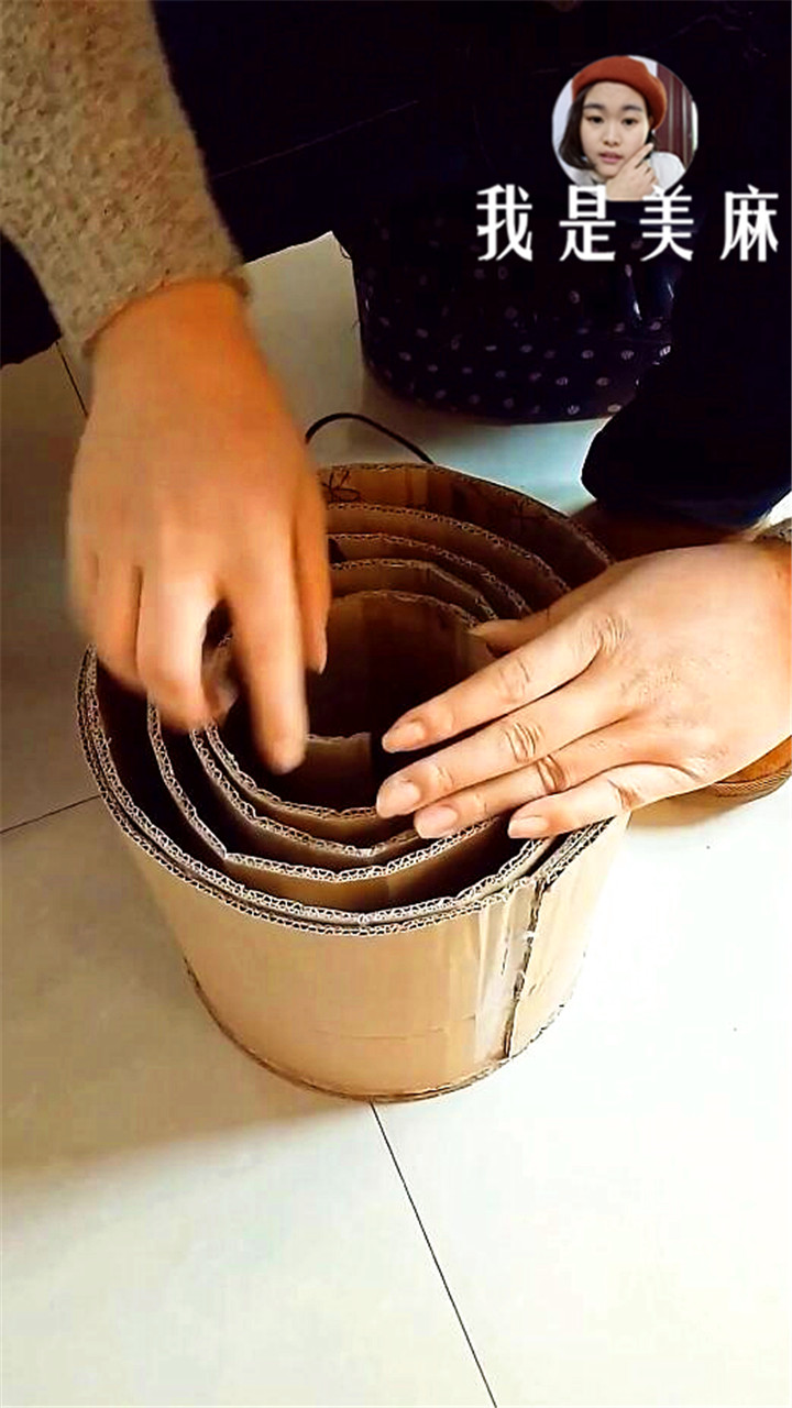 爸爸自制儿童书桌,废纸箱做书桌图片大全