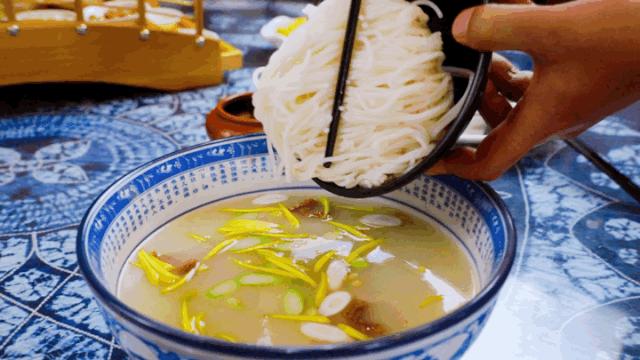 过桥米线汤底的简易做法,过桥米线汤底是什么做的