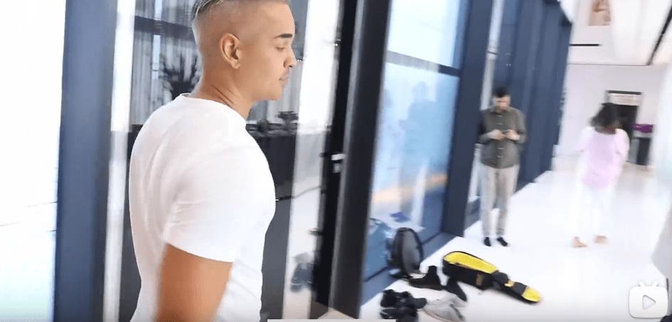 迪拜男子奋斗十年买下劳斯莱斯,迪拜小伙卖掉劳斯莱斯买法拉利