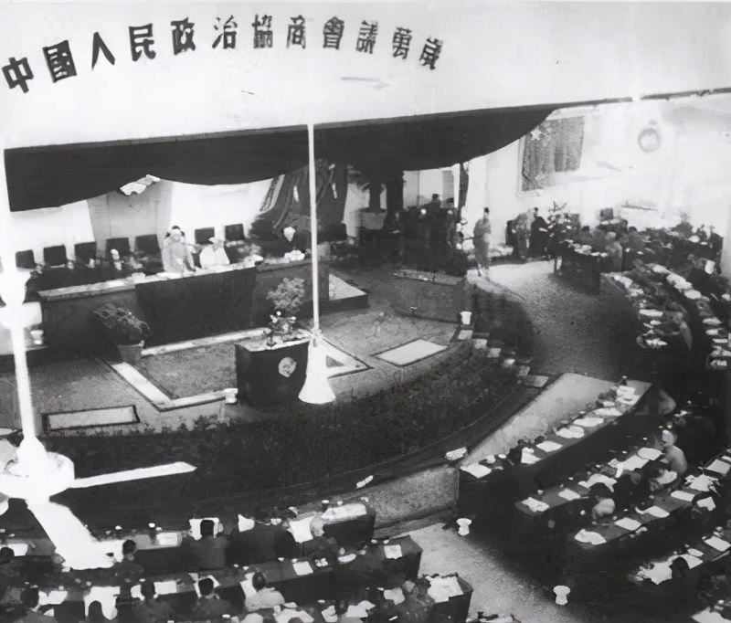 1949年3012份*旗国**设计图案中，毛主席为何对五星红旗表示满意？