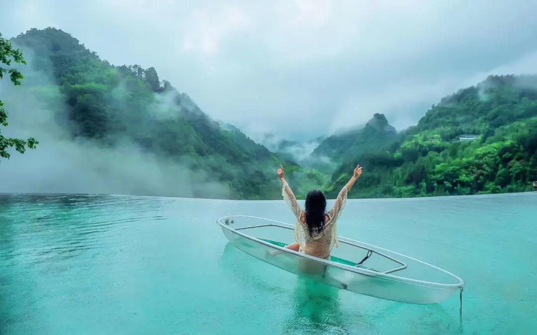 神仙眷侣辞掉高薪工作，爆改废弃山谷，造无边恒温泡池，全景树屋