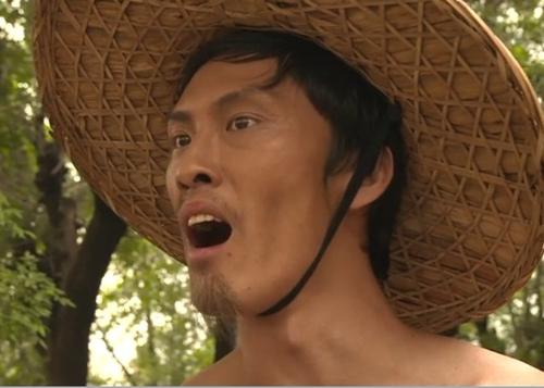 他北漂跑龙套演尸体，因穿*袜丝**跳舞出名，今两登春晚一夜爆红