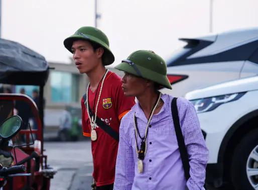 这个国家女人都很苗条！男女都以“戴绿帽”为美！令人惊奇！