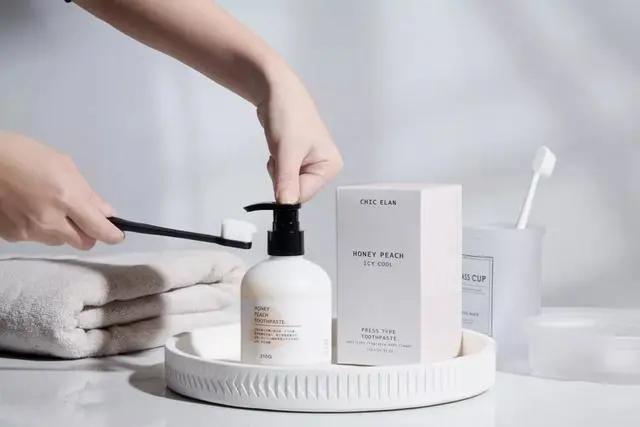 一张嘴就臭是咋回事,刷牙不管用的口臭怎么治